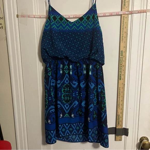 Express ladies Blue and Green Patterned Dress
Medium - Picture 7 of 10